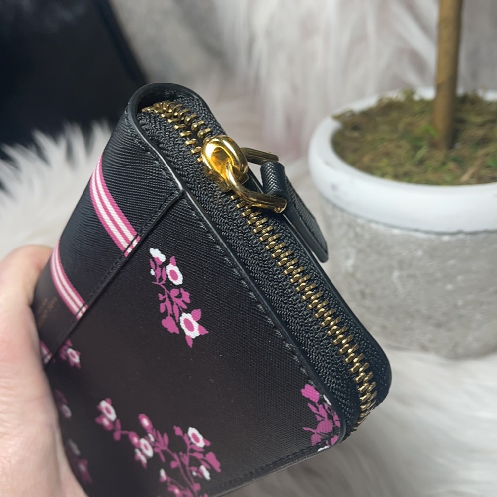 Marc Jacobs Wallet organizer large pink flowers ๐ธ floral - Picture 8 of 8